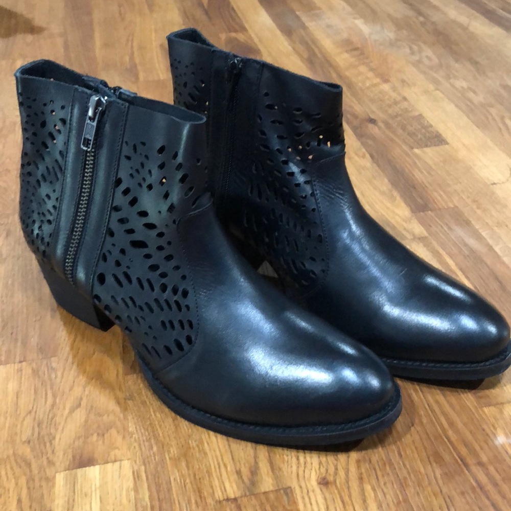 Extrafine Calato Leather Ankle Boot, Size 6